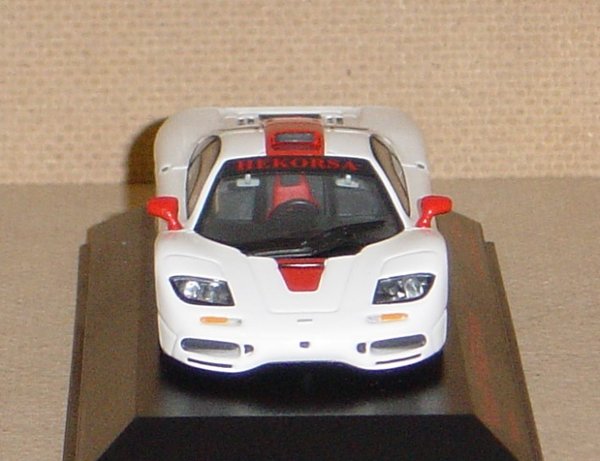 1:43 McLaren F1 Roadcar HEKORSA-Edition weiß rot limitiert auf 999 Stück Minichamps 533133442