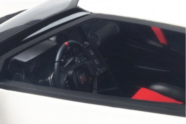 1:18 Nissan GT-R R35 Nismo 2014 weiß GT-Spirit GT094