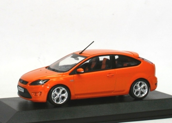 1:43 Ford Focus ST 2008 3-türig electric orange met. Minichamps