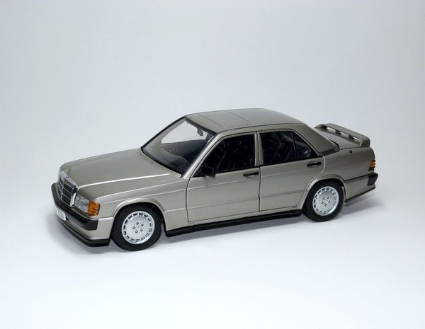1:18 Mercedes-Benz 190E 2.3-16V W201 1984 rauchsilber met. AUTOart 76121
