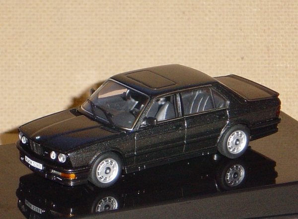 1:43 BMW M535i E28 1984-1987 diamantschwarz met. AUTOart 55162