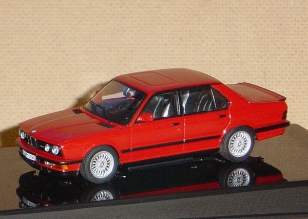 1:43 BMW M5 E28 E28S 1985-1987 zinnoberrot AUTOart 55151